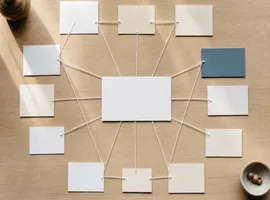 Tarjetas conectadas por hilos sobre una mesa representando un cluster de activos de contenido SEO