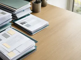 Documentos organizados por fecha representando contenido propio que sigue generando resultados con el tiempo