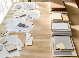 Documentos organizados en pilas ordenadas representando cómo convertir contenido existente en un activo propio
