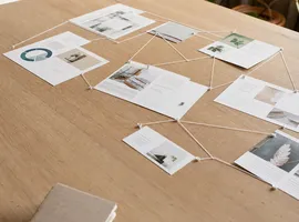 Mesa de trabajo con documentos organizados y conectados, representando un sistema de contenido propio bien enlazado