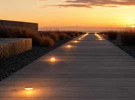 Sendero iluminado progresivamente al atardecer, símbolo del impulso inicial de un lanzamiento de contenido
