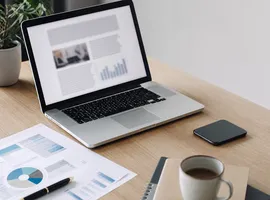 Escritorio con portátil mostrando contenido listo para distribuir mediante publicidad de marca