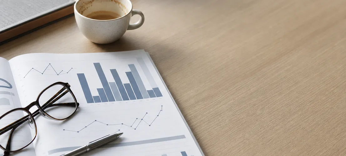 Informe de marketing impreso sobre un escritorio, representando datos de actividad sin resultados de negocio