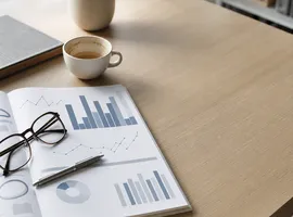 Informe de marketing impreso sobre un escritorio, representando datos de actividad sin resultados de negocio