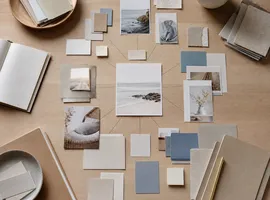Escritorio ordenado con elementos de contenido convergiendo en un sistema unificado de marketing