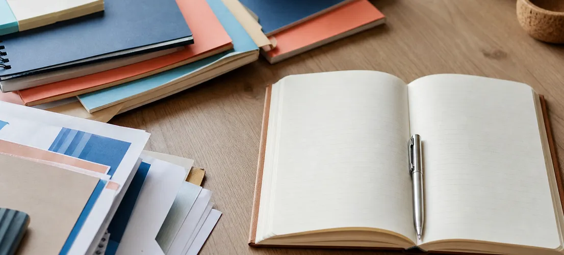 Escritorio ordenado que representa cómo unificar procesos de marketing dispersos en un solo sistema