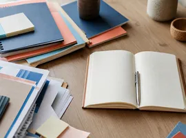 Escritorio ordenado que representa cómo unificar procesos de marketing dispersos en un solo sistema