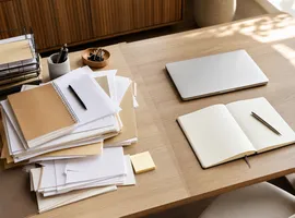 Escritorio dividido entre proceso de marketing tradicional y flujo de trabajo más ordenado