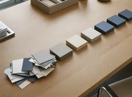 Fichas organizándose en fila para representar un plan de transición hacia un sistema productizado