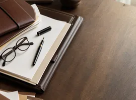 Mesa de despacho profesional organizada, símbolo de contenido con criterio para servicios profesionales