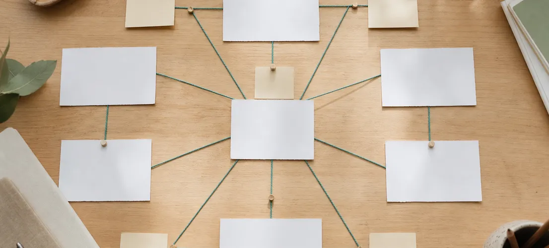 Mapa de contenido conectado sobre una mesa representando cómo construir autoridad temática con planificación