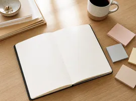 Espacio de trabajo minimalista representando el punto de partida para construir contenido SEO desde cero
