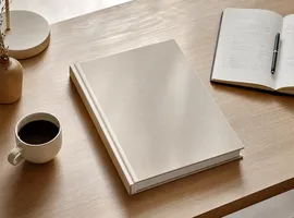 Dossier de contenido cerrado sobre una mesa, como metáfora de un paquete SEO sin cuota mensual