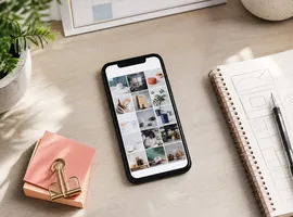 Escritorio organizado con calendario de contenido y móvil mostrando publicaciones planificadas para redes sociales