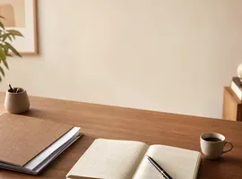Escritorio de despacho profesional con notas manuscritas, símbolo del criterio detrás del contenido en redes