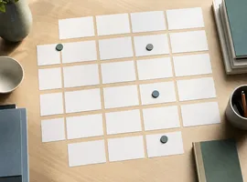 Tablero editorial con tarjetas organizadas en ciclos, representando la rotación social inteligente de contenido