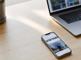 Escritorio con smartphone y laptop representando el flujo de redes sociales hacia el tráfico web