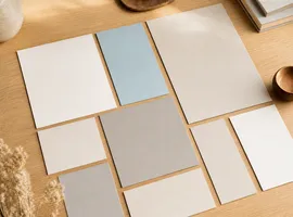 Tarjetas de contenido organizadas con distintos tonos, representando variedad dentro de una voz de marca coherente en redes