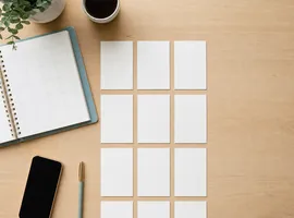 Mesa de trabajo organizada con calendario y tarjetas de contenido, símbolo de un sistema de redes sociales