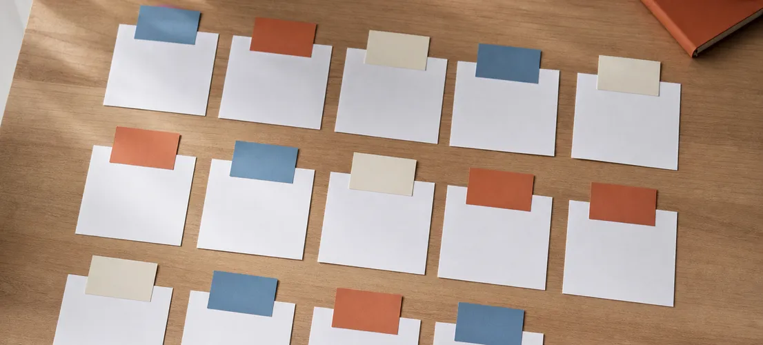 Sistema de tarjetas organizadas en filas representando la rotación de contenido para redes activas