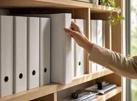 Estantería de documentos organizados representando la actualización de una biblioteca de contenido
