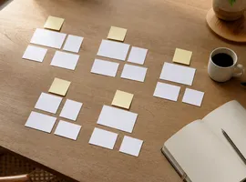Tarjetas agrupadas sobre una mesa representando el diseño de áreas temáticas para una biblioteca de contenido