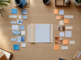 Mesa de trabajo con dos flujos de contenido organizados representando blog y landing page para generar leads