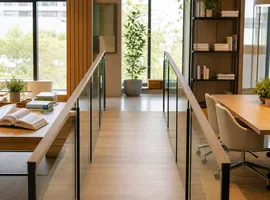 Pasarela que conecta una zona de lectura con una mesa de reuniones, representando el enlace entre blog y servicios