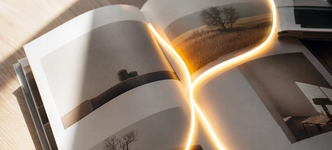 Páginas de un documento con un hilo de luz continuo, representando un CTA natural dentro de un artículo