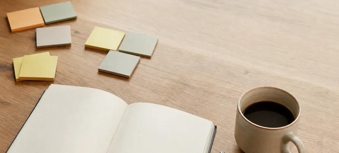 Notas agrupadas sobre una mesa representando el proceso de elegir temas de blog con potencial comercial