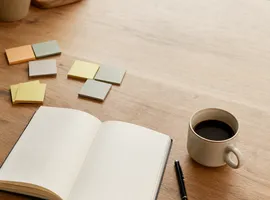 Notas agrupadas sobre una mesa representando el proceso de elegir temas de blog con potencial comercial