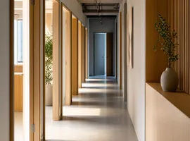 Pasillo con puertas abiertas y una puerta al fondo, metáfora de un blog que atrae visitas pero no convierte