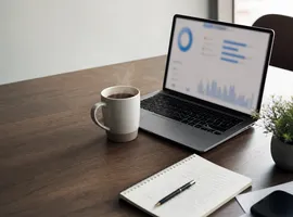 Escritorio con portátil y cuaderno usados para analizar métricas y leads de un blog empresarial