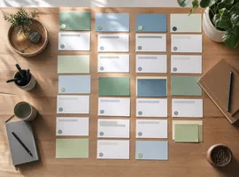 Tablero de planificación organizado para construir cobertura temática sin equipo editorial