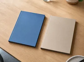 Dos carpetas de trabajo colocadas en paralelo representando una comparativa de contenido objetiva