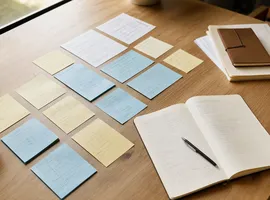 Notas de dudas de clientes organizándose como contenido para resolver objeciones comerciales