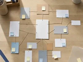 Tarjetas organizadas en grupos conectados representando un mapa temático de contenidos para empresa