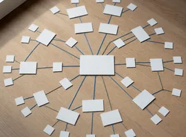 Tarjetas conectadas en red mostrando la jerarquía de enlaces internos en una cobertura temática