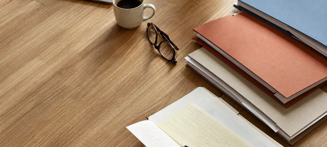 Escritorio con documentos organizados por sector, símbolo de contenido especializado con criterio experto