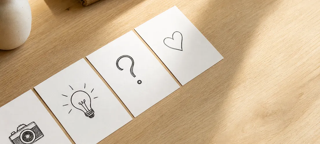 Tarjetas de contenido ordenadas en secuencia representando un flujo constante de leads sociales