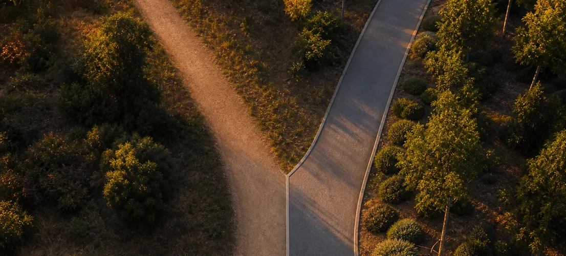 Dos caminos que convergen, representando la combinación de leads orgánicos en redes y publicidad social pagada