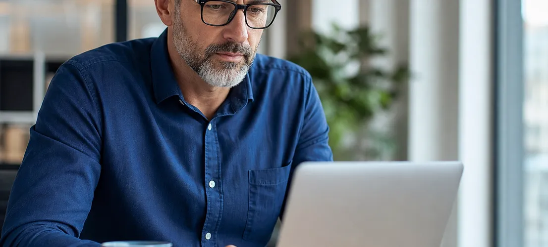 Profesional revisando contenido en el portátil como parte de una estrategia de tráfico LinkedIn hacia el blog