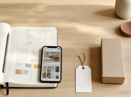 Composición de mesa de trabajo que representa el equilibrio de una presencia social que vende entre contenido útil y comercial