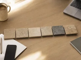 Camino de piedras sobre una mesa representando la ruta de conversión desde redes sociales hasta el contacto