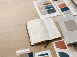 Mesa de estudio de branding con muestras visuales y notas de estrategia de marca