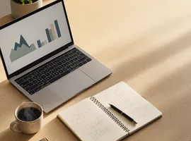 Escritorio de trabajo con portátil y notas para medir si la marca ayuda a vender