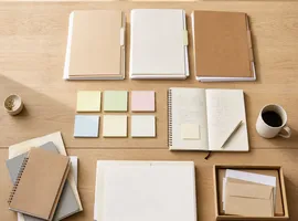 Mesa de trabajo organizada con documentos que representan un plan de confianza antes de la llamada comercial