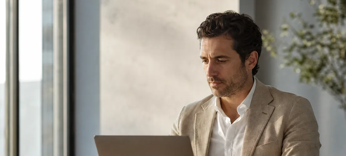Persona leyendo contenido de una marca con atención, reflejando confianza generada antes del contacto comercial