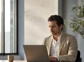 Persona leyendo contenido de una marca con atención, reflejando confianza generada antes del contacto comercial