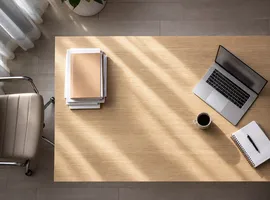 Escritorio con silla vacía y portátil activo, representando marketing productizado frente a equipo interno